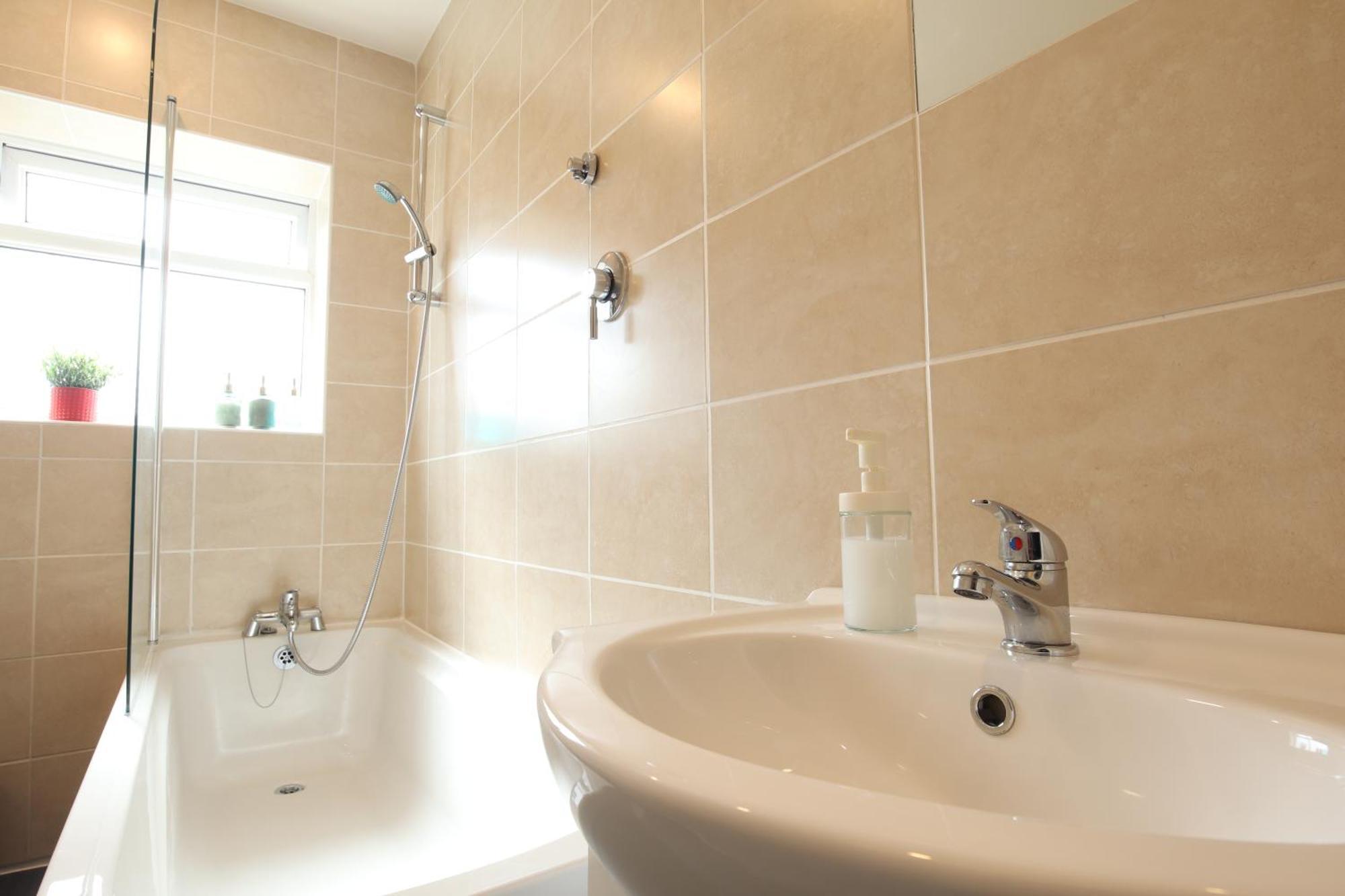 2-Bedroom, Free Parking, High Speed Wi-Fi, Swinton Manchester Luaran gambar